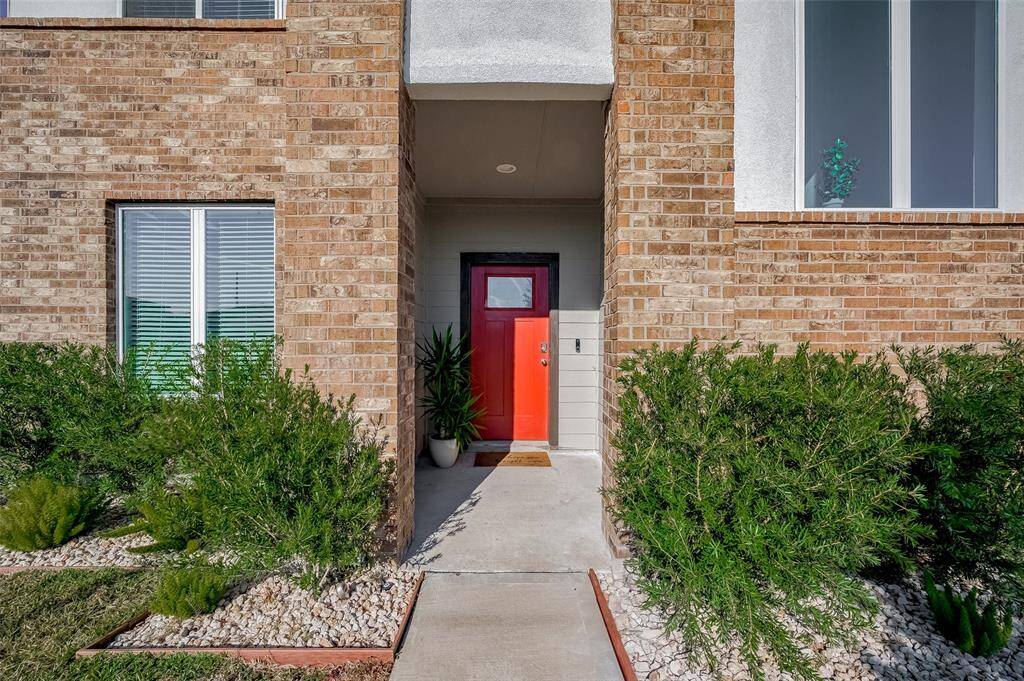 Framed by beautiful brick walls, thestriking red front door adds a pop ofcolor to the home’s exterior.Recessed lighting above ensures thespace is both practical and eye-catching, even at night.