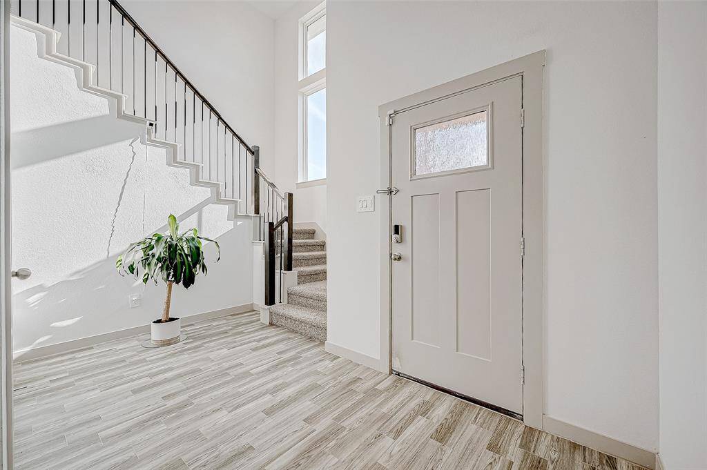 Step into a spacious and brightentryway where natural light poursthrough fixed windows. The openstaircase adds an architecturaltouch, enhancing the room’s modernaesthetic.