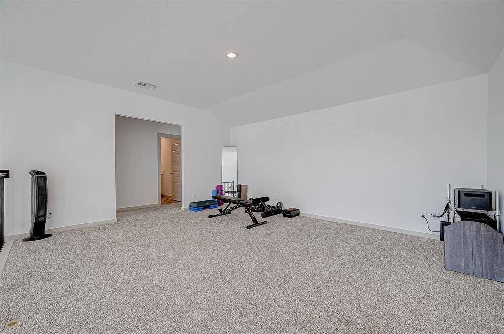 The expansive carpeted landinggreets you at the top of the stairs,offering a versatile area withpotential as an exercise or relaxationzone.