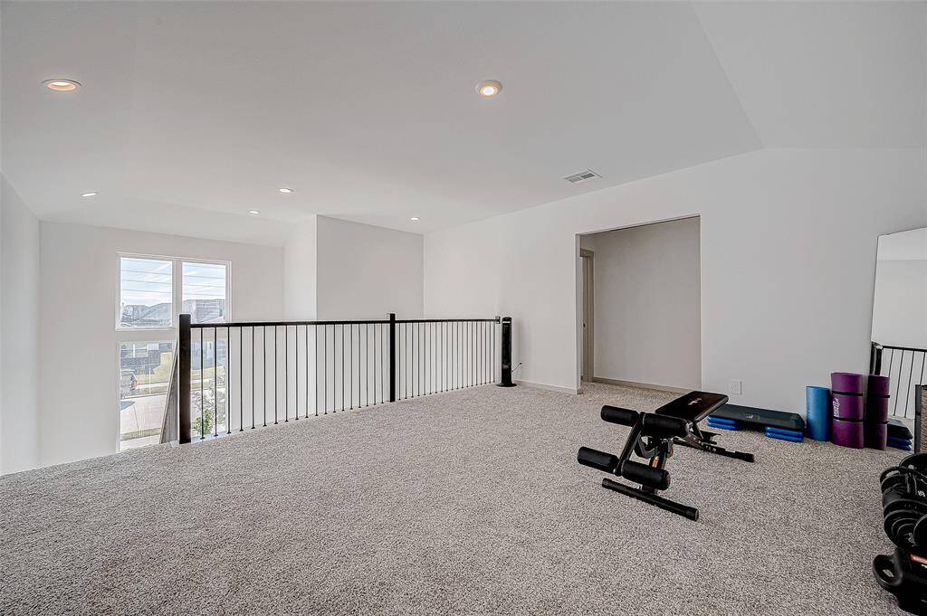The fixed windows illuminate thespace with natural light, whileoffering lovely views of the outdoors.