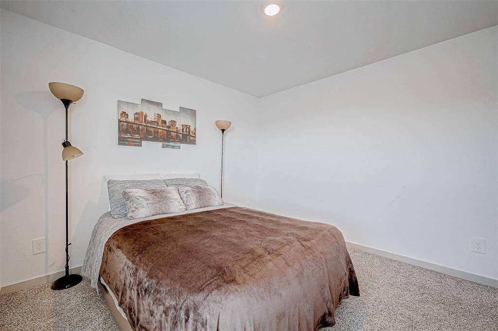 Bright and cozy, this carpetedbedroom is designed for comfort. Italso offers ample flexibility, making itideal for relaxation or personalizationto suit your needs.