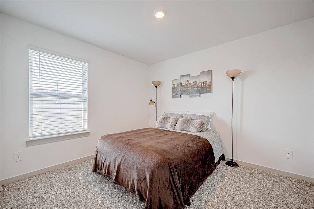 Imagine waking up to the gentle raysof sunlight filtering through the largewindow. This bedroom offers apeaceful retreat, with views thatbrighten the mood and create asense of tranquility.
