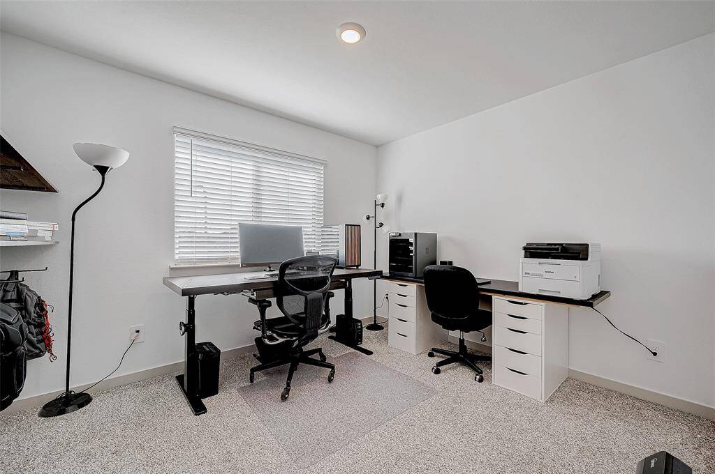 Currently used as a home office, this secondary bedrooms offers a quiet and comfortable environment. The large window provides natural light, creating an inspiring atmosphere.