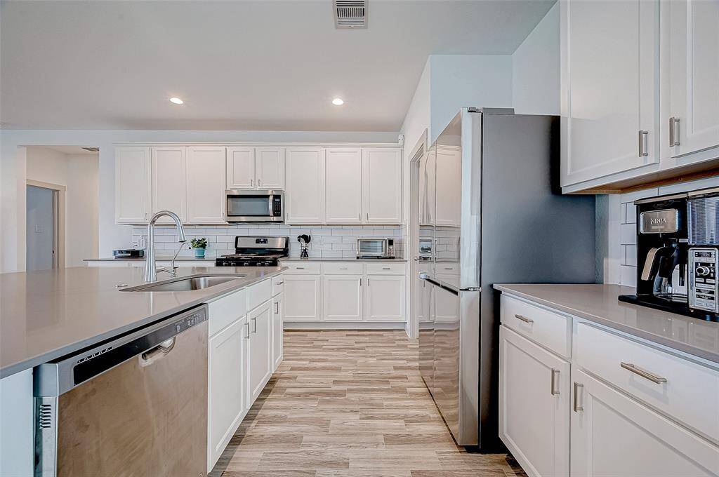 With clean lines and a minimalistdesign, the kitchen combinesfunctionality and style.