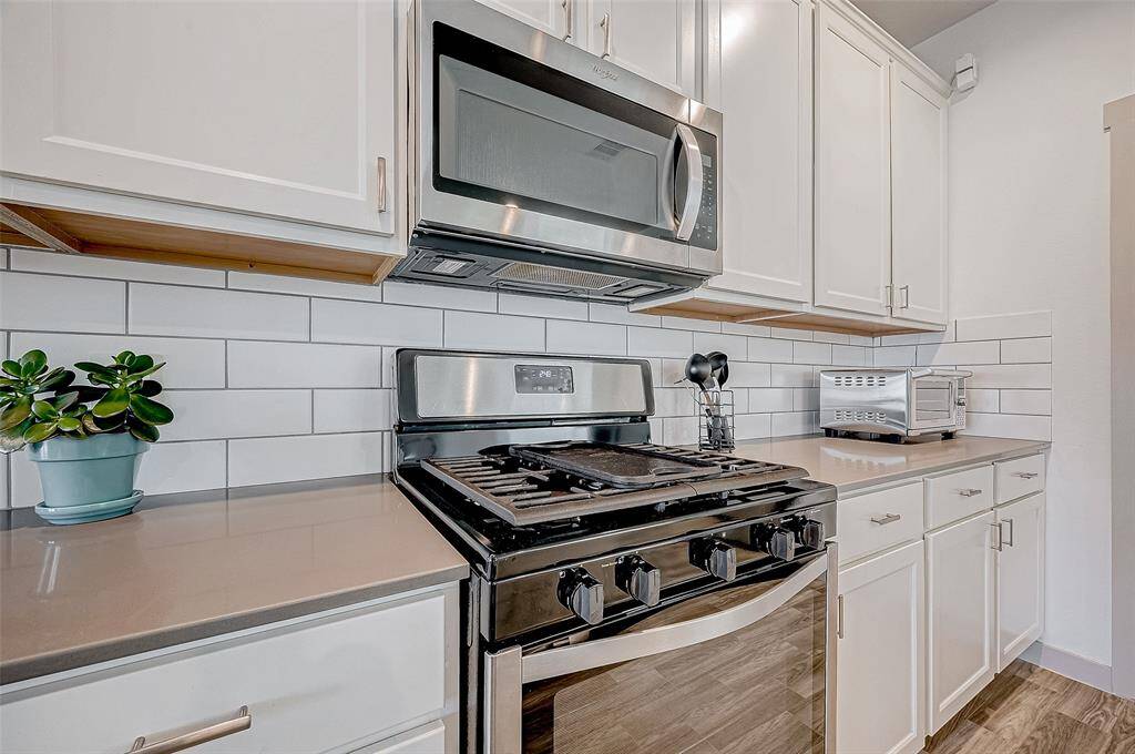Equipped with modern appliancesand abundant cabinetry, this kitchenis a cook’s dream.