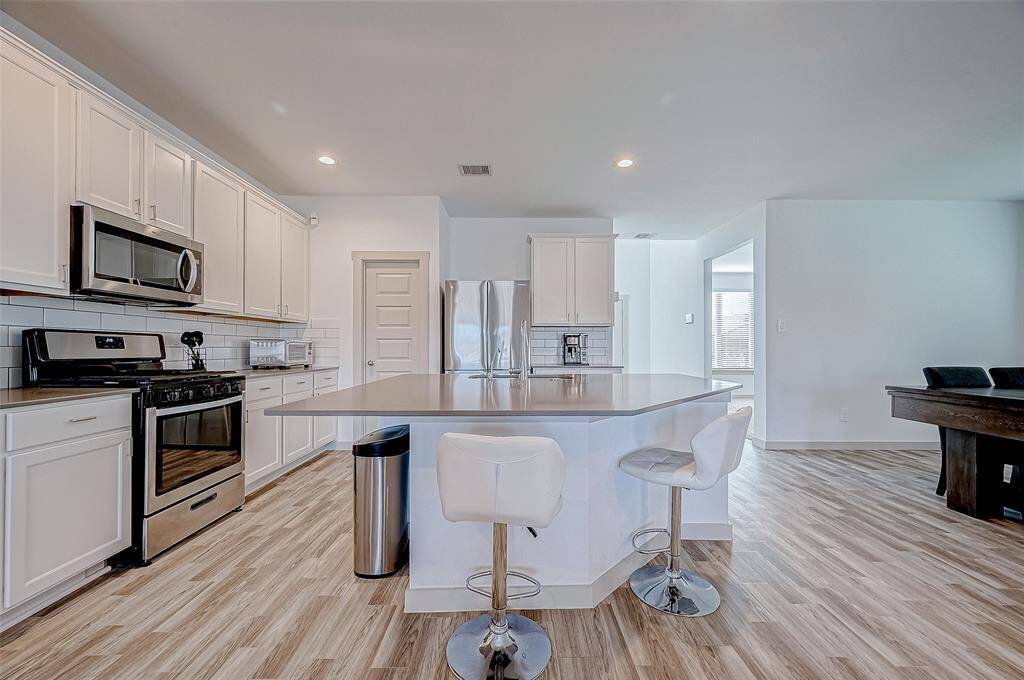 Ample countertop space provides plenty of room for meal preparation, allowing for easy organization and the ability to work efficiently in the kitchen.