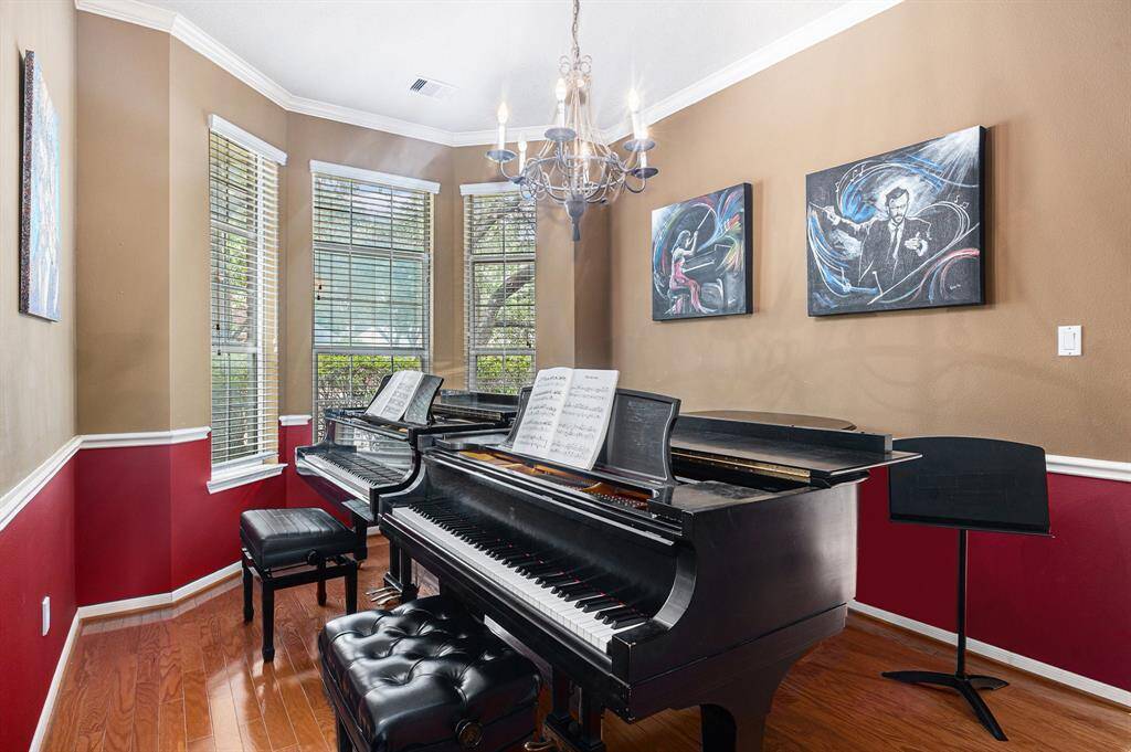 The Breakfast nook is perfectly located and has lots of space!