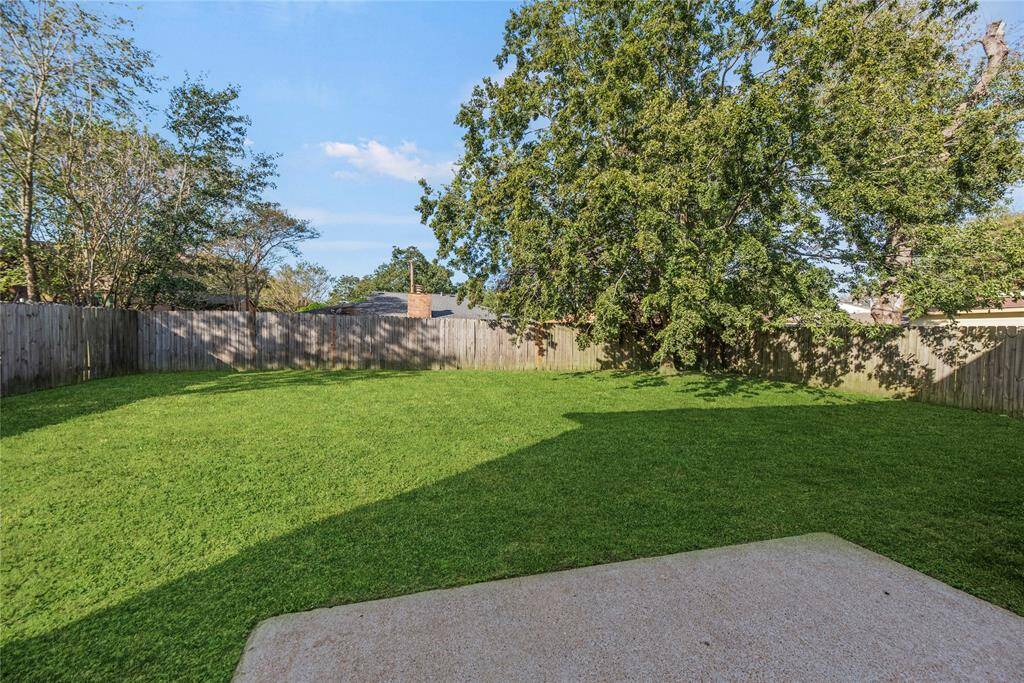 Now to the backyard. How is this for a great place to relax and enjoy that Texas breeze!