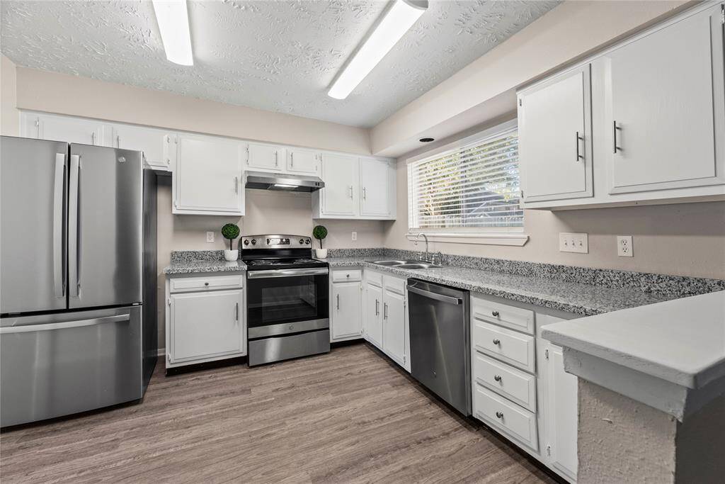Your chef inspired kitchen awaits! Features include granite countertops, stainless steel appliances, crisp white cabinets with updated hardware, and tons of lighting.