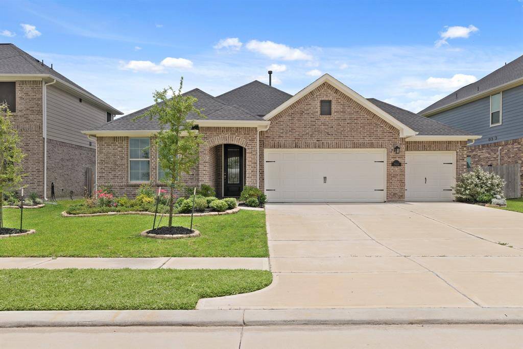 Welcome to 7919 Chantilly Manor, an impeccably maintained 4-bed, 3-bath, 3-car garage home in Fulshear’s Polo Ranch community.