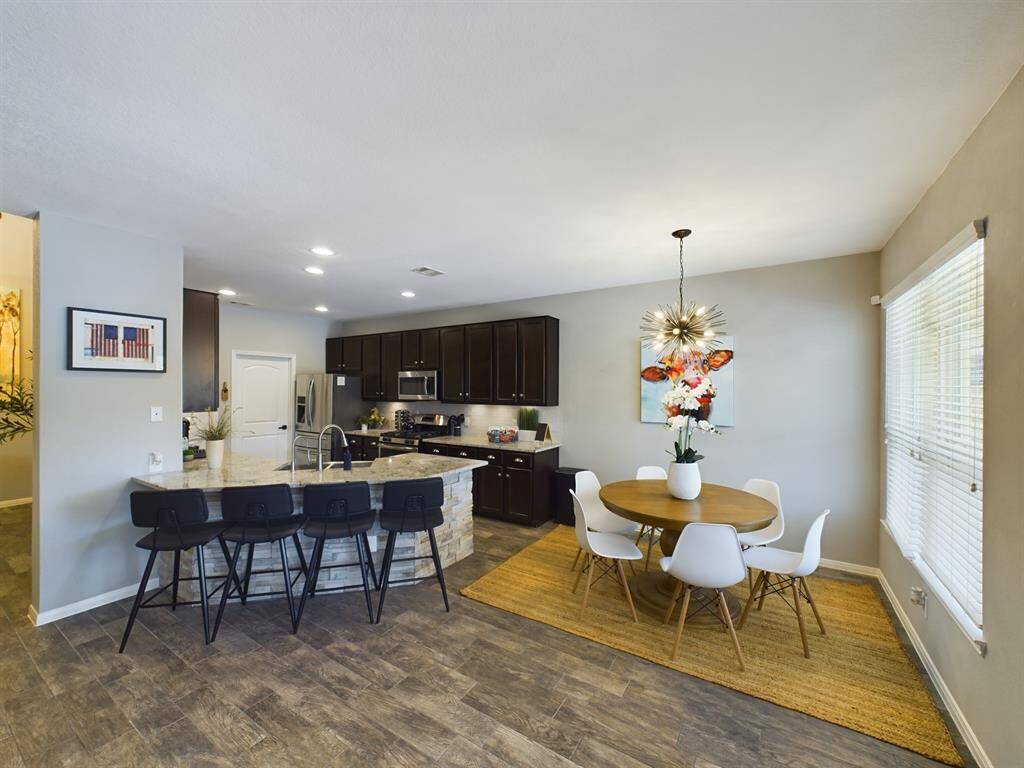 Peninsula with Counter Seating and Charming Breakfast Area