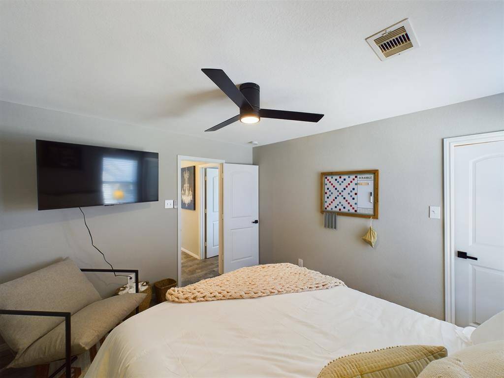Bedroom w/Walk-in Closet