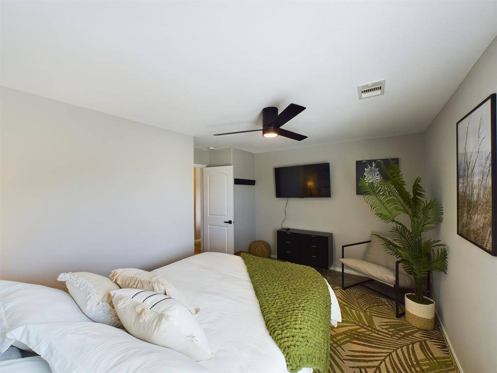 Bedroom w/Walk-in Closet