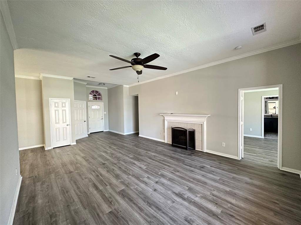 WOW, when you come in the front door of your new home you will see how much this landlord maintains the home.