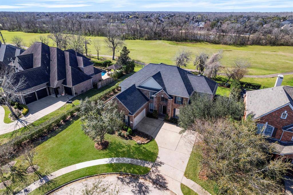 This home sits on a golf course and cul-de-sac lotin Sienna.