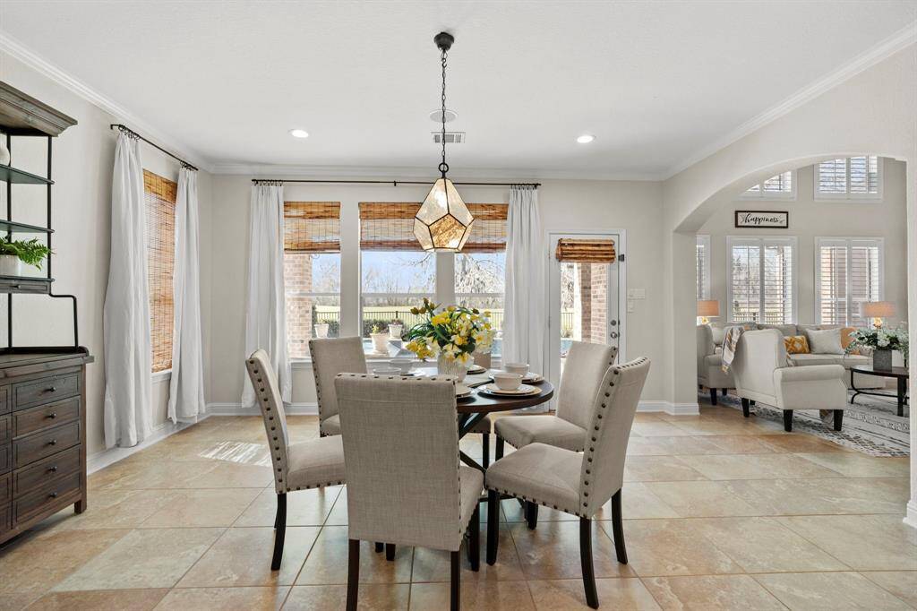 Breakfast area right off thekitchen with large windows andaccess to the covered backpatio.