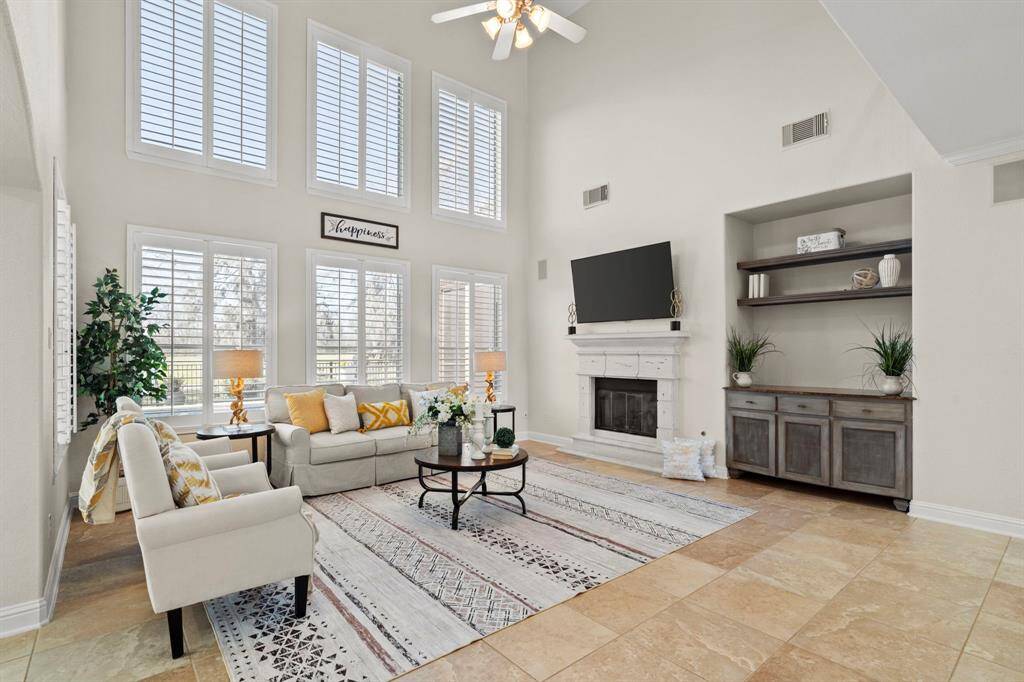 Welcome to a living room thateffortlessly combines comfort andstyle. Abundant natural light poursthrough windows, creating a brightand inviting atmosphere.