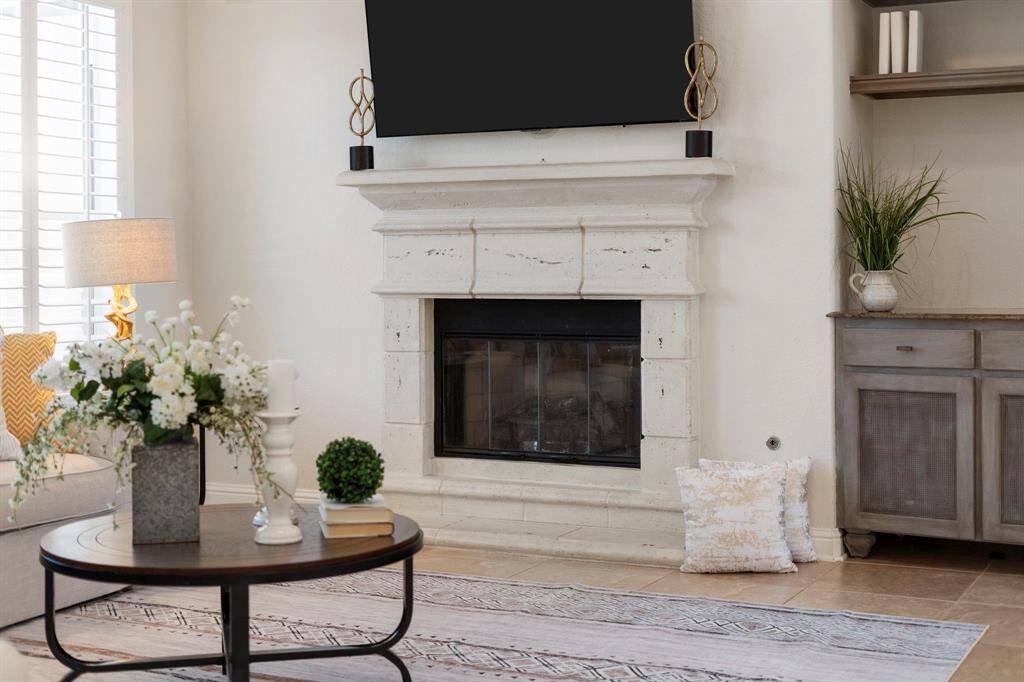 At the heart of the space, a fireplaceadds a cozy focal point, providingwarmth and charm.