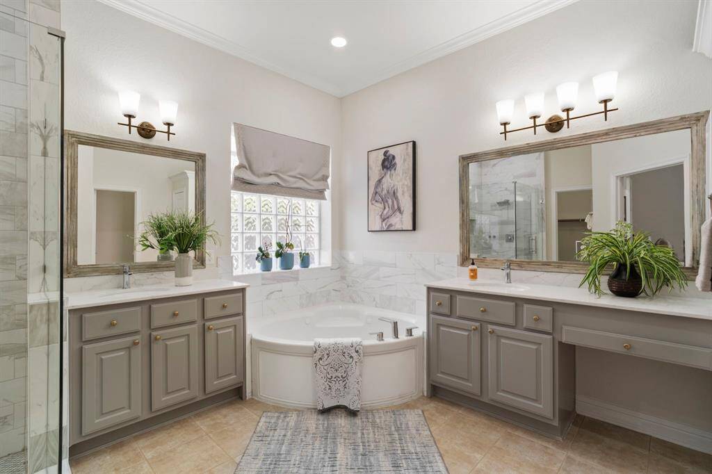 Newly remodeled en-suite primary bathroom with doublesinks, garden tub, and vanityspace!