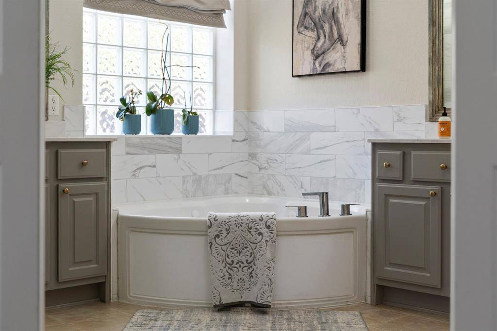 Newly remodeled en-suite primary bathroom with doublesinks, garden tub, and vanityspace!