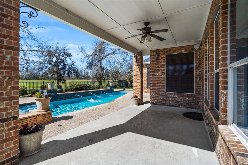 Surrounded by the beauty of theoutdoors, the large covered patiobecomes an extension of the home'sliving space.