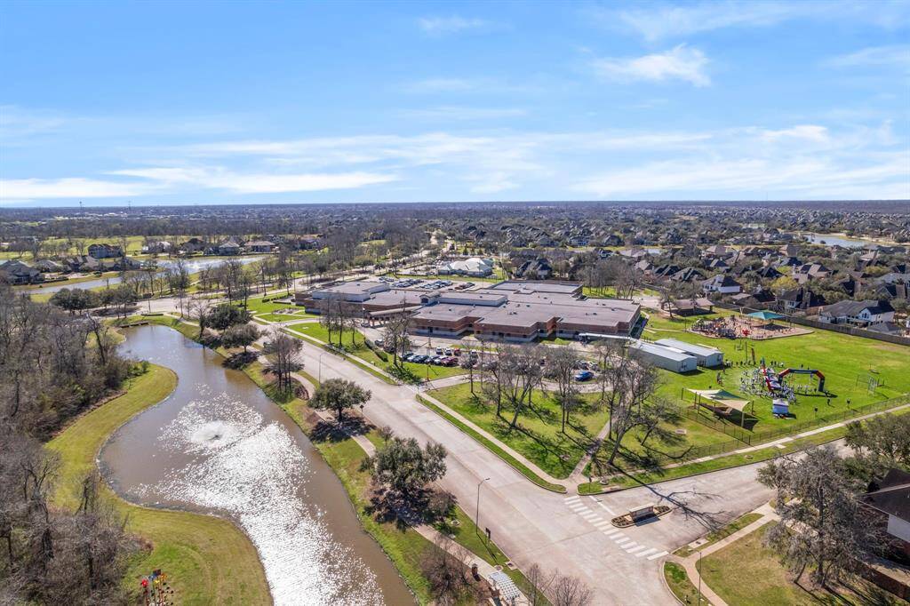 The elementary school is within walking distance!