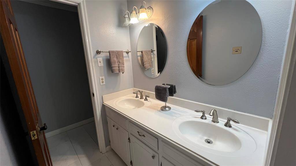 Spare bathroom with double sinks...