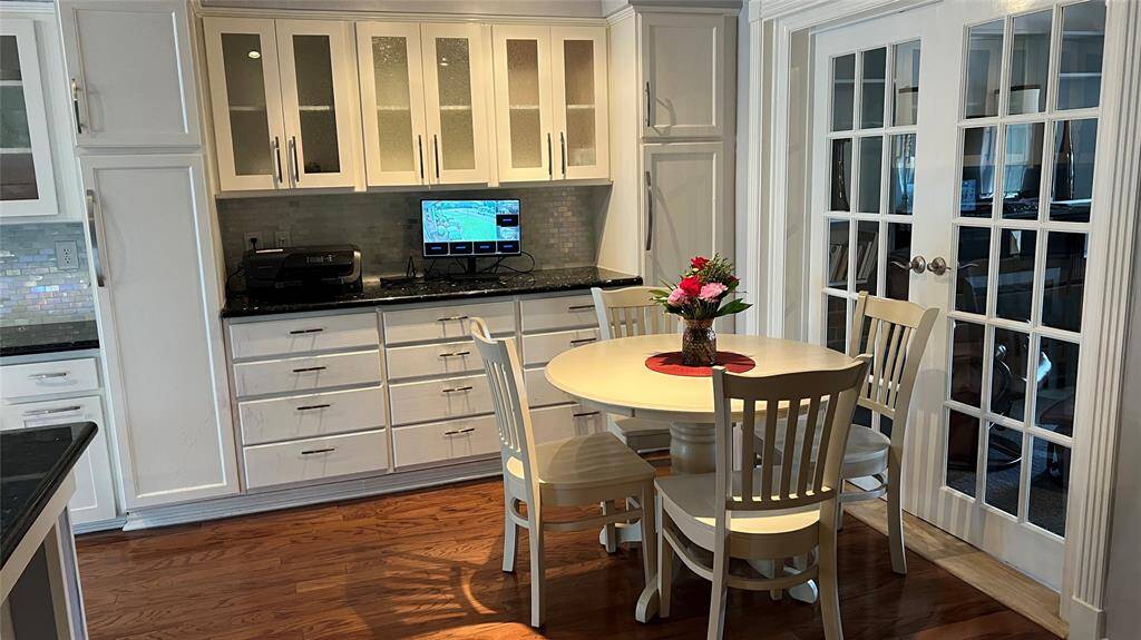 Tons of strorage! Cozy breakfast nook!