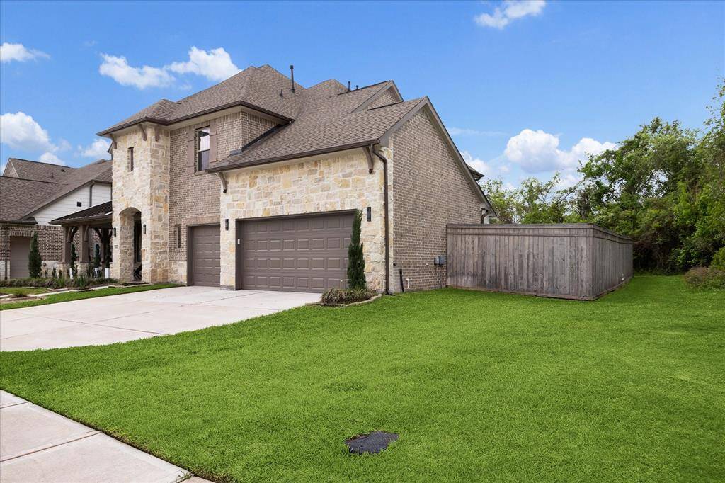 Side view of  home with no side neighbors