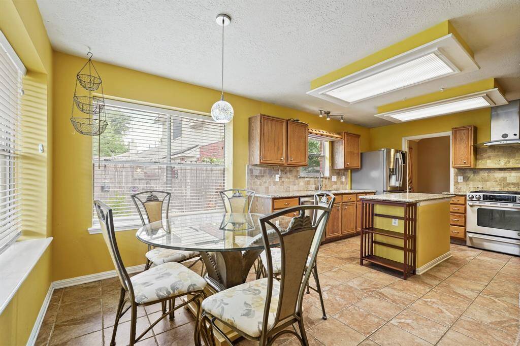 Bright and sunny breakfast room