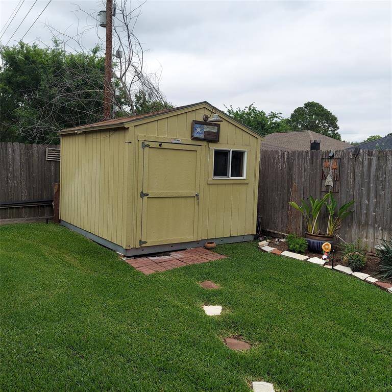 Large A/C, electric storage/worksho