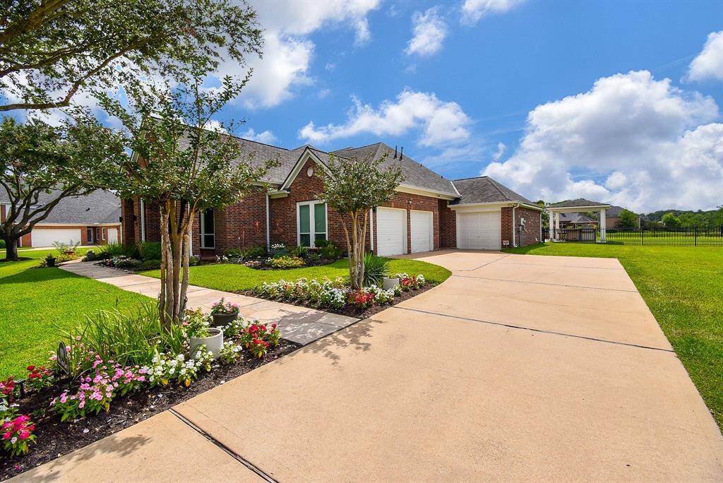 3 car garage with long driveway for plenty of parking.  Welcome home to your Texas ranch.  Country living with all the conveniences of the city close by.  Come see me ... I am a rare find.