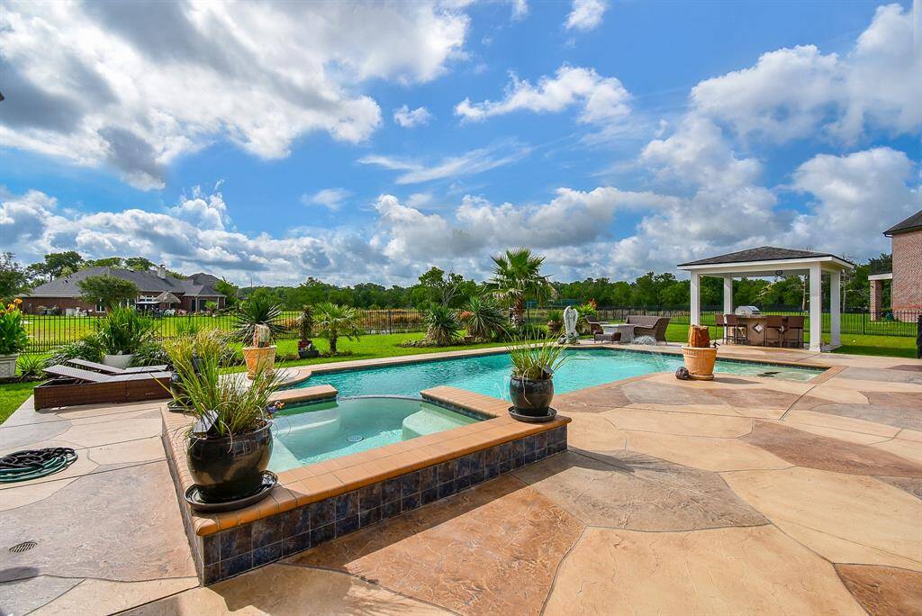 Pool and spa built in 2017, new pool decking replaced in 2022 ... a haven of peace for entertaining or relaxing.