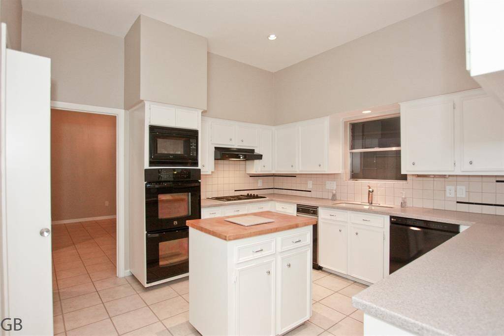 Doble ovens wit mic, wet bar to left.  Could be butler's pantry as well!