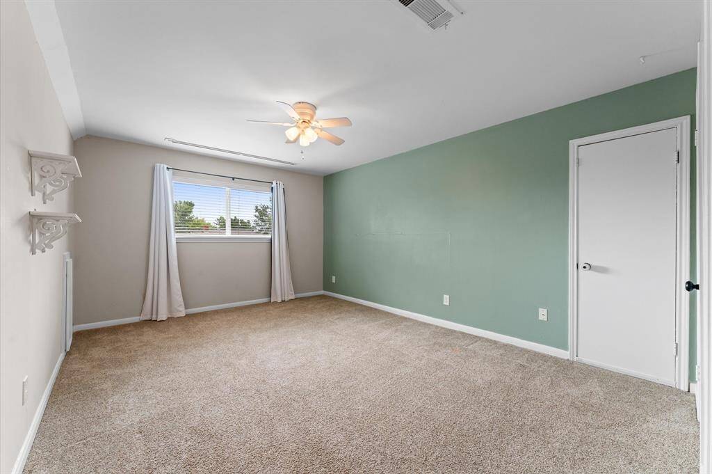 Spacious downstairs bedroom. Can be used as a study/office/schoolroom!