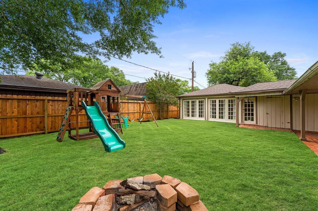 Spacious backyard, Perfect for family activities and outdoor entertaining.