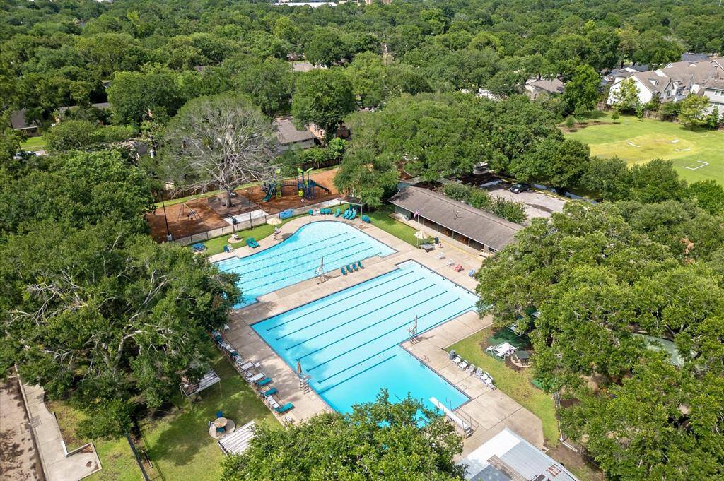 Maplewood South's spacious community recreational area featuring a large swimming pool with lap lanes, and a neighborhood clubhouse.
