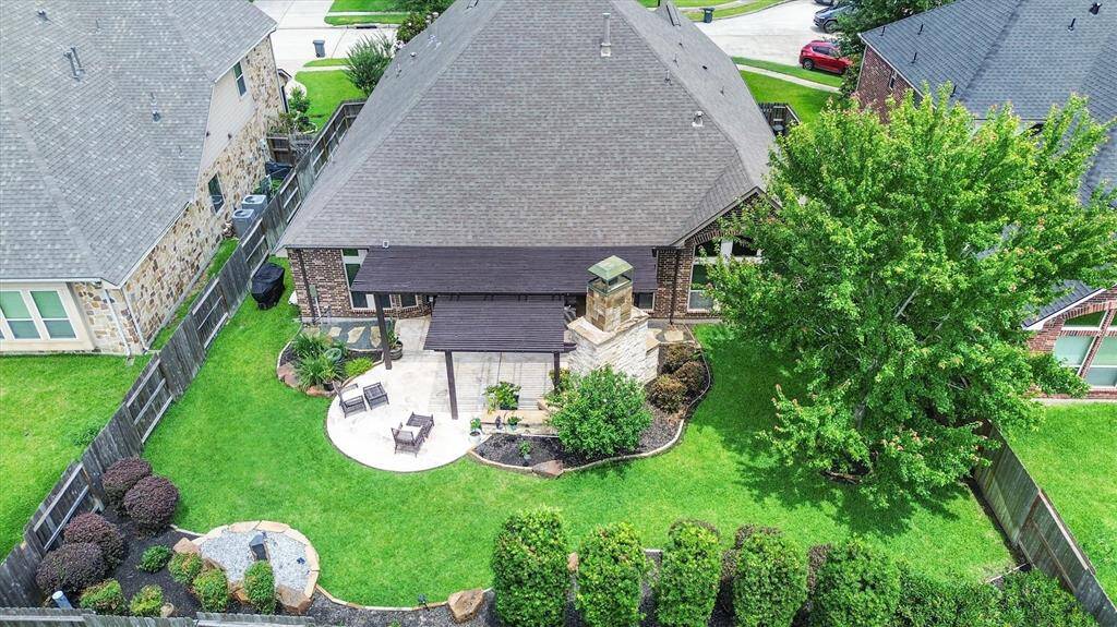 Nice aerial view of this expansive patio and spacious backyard, perfect for outdoor living.