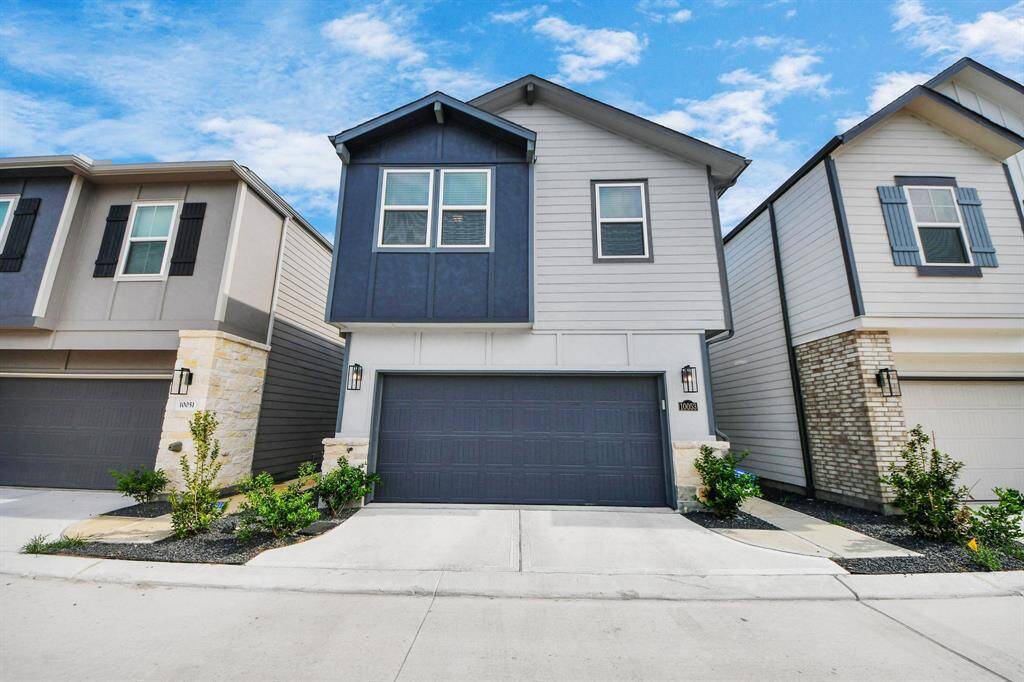 Independently standing at the front of the subdivision. Providing quick access to the major roads.
