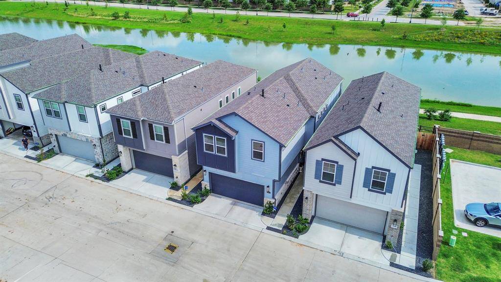 Observe the extra parking spaces for guests so close to the house.