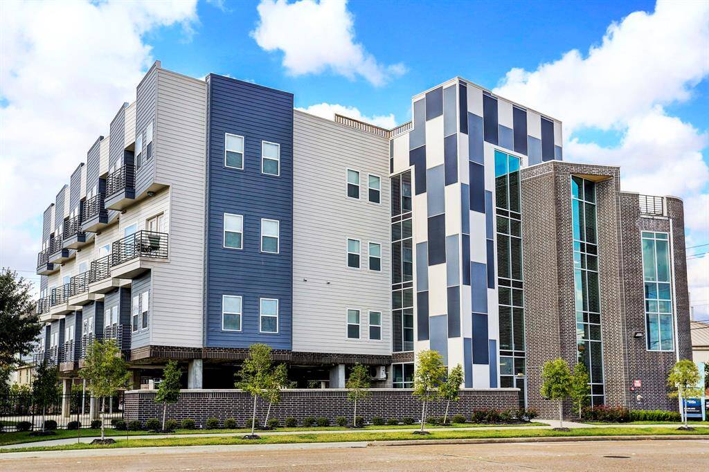 1011 Studemont is located in the dynamic Washington Corridor - walk to your favorite restaurants!