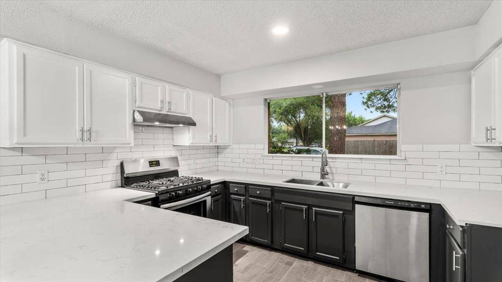 Welcome Home to 10622 Highland Woods Dr Sugar Land, TX 77498 !
