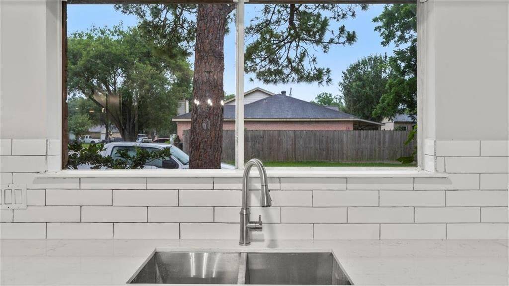 Completely remodeled kitchen. New quartz counter tops installed, new stainless steel appliances.