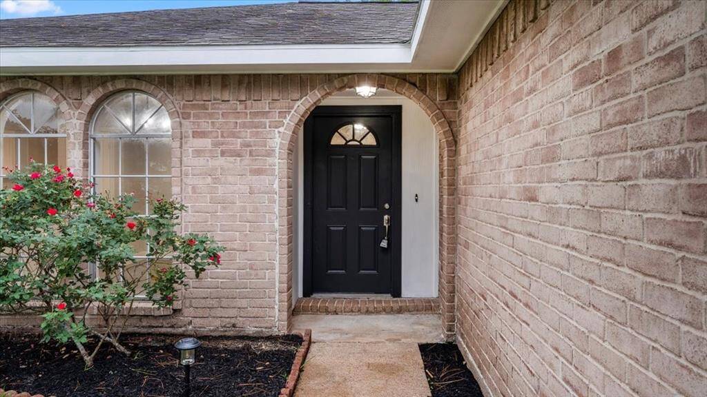 Corner lot with tons of front yard space