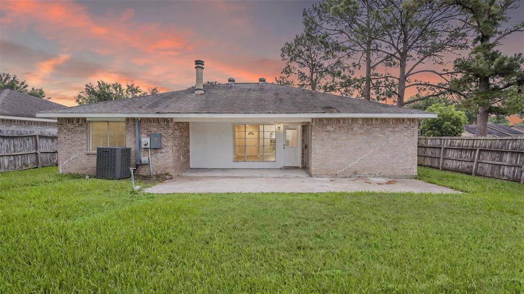 Welcome Home to 10622 Highland Woods Dr Sugar Land, TX 77498 !