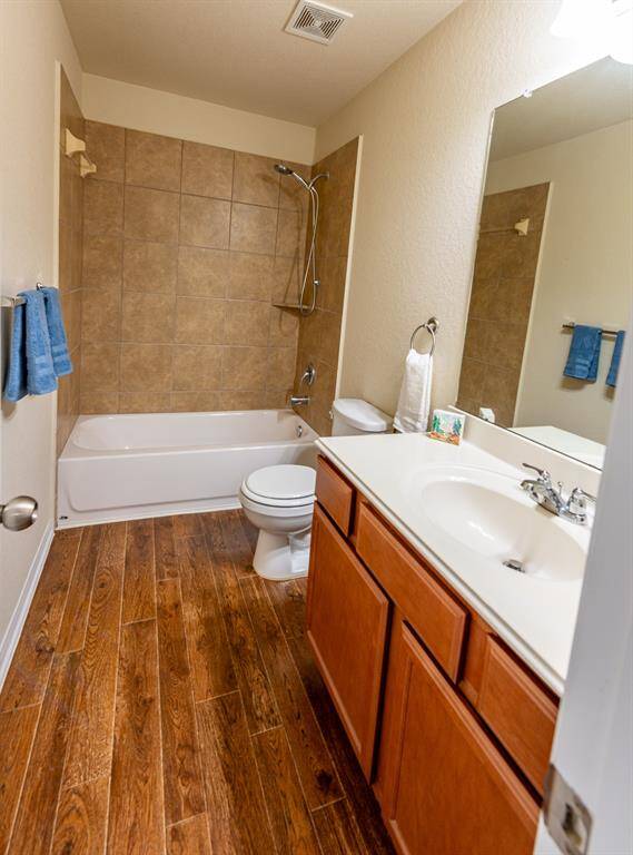 secondary bathroom 1