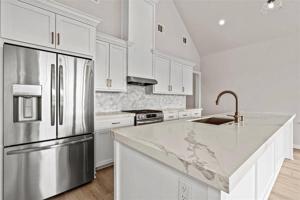 ALL NEW APPLIANCES, BUILT-IN CABINETRY, QUARTZ COUNTER TOPS!