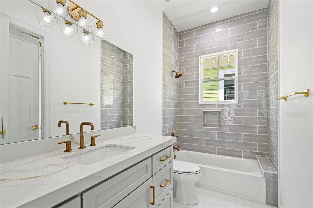 SECONDARY BATH WITH DESIGNER FINISHES