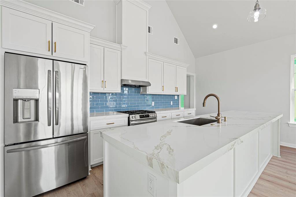 NEW APPLIANCES, BUILT IN CABINETRY, QUARTZ COUNTER TOPS!