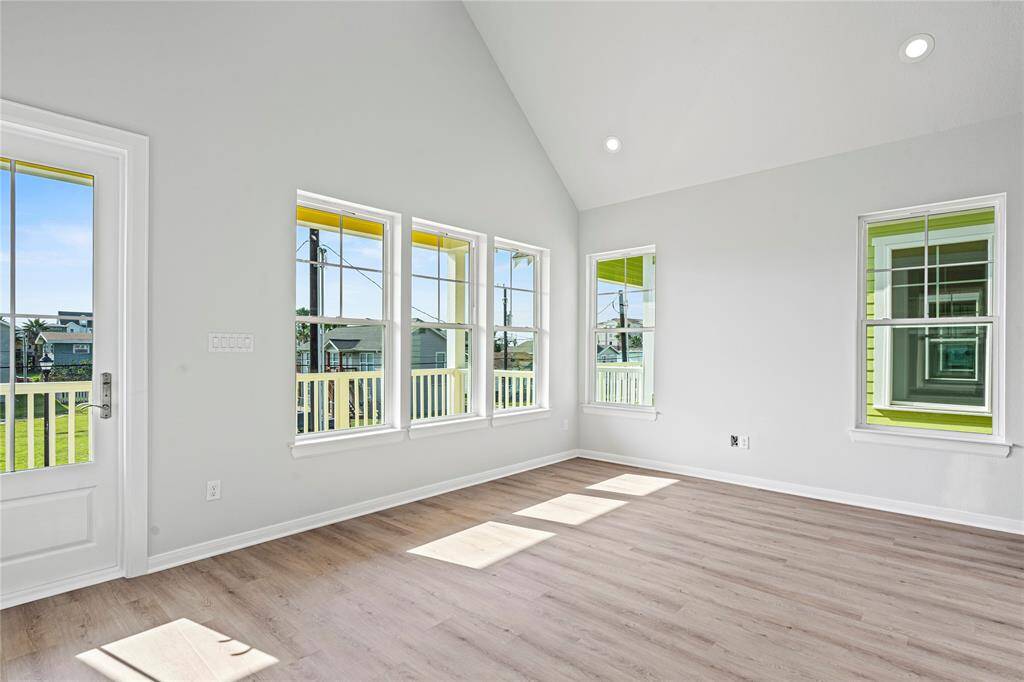 NATURAL LIGHT FILLS THIS HOME. VAULTED CIELINGS!